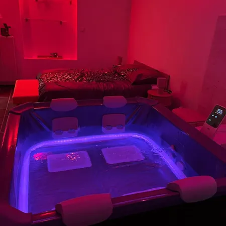 Cozy With Private Jacuzzi, Modern Comfort 아파트